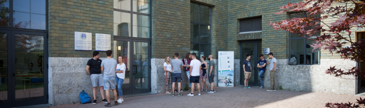 Studenti UniBg Dalmine nel cortile esterno